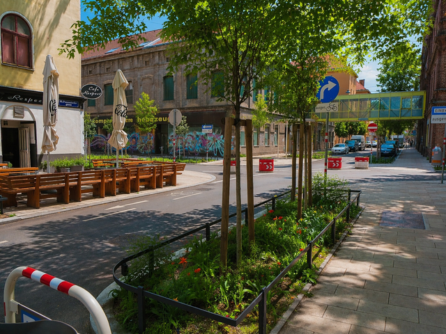 Autos werden in Einbahnstraßen durchs Quartier geleitet. Radler dürfen in beide Richtungen auf allen Achsen verkehren. Ziel ist die Priorisierung des Rad- und Fußverkehrs. (Wien 2025) | Foto: Julia Glöckner