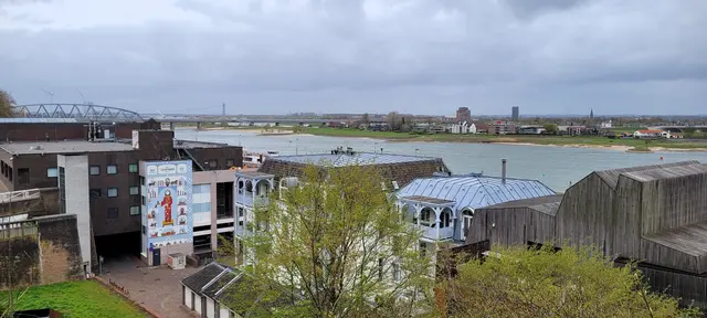 Nijmegen liegt in der Nähe der deutschen Grenze am Fluss Waal.  | Foto: Volker Widdrat