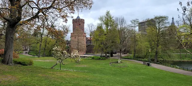 Nijmegens Kronenburgerpark ist beliebt bei den Einheimischen. Hier verläuft die Stadtmauer aus dem Mittelalter. Es gibt noch drei alte Wachtürme. | Foto: Volker Widdrat