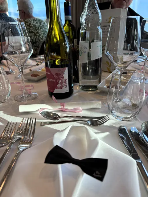 Festlich gedeckter Tisch im Restaurant.  | Foto: Volker Widdrat