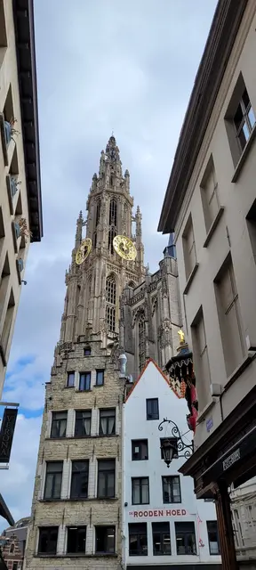 Wo sich heute die Kathedrale mit ihrem mächtigen Turm befindet, stand vom 9. bis zum 12. Jahrhundert eine kleine Marienkapelle.  | Foto: Volker Widdrat