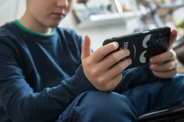 Ein Handyverbot kann bei Kindern zu einem abrupten Abfall des Dopamin- und Adrenalinspiegels führen. (zu dpa: «Warum abrupter Handyentzug zu Aggression führen kann») | Foto: dpa