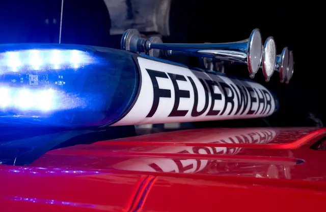 Vier Menschen wurden aus dem brennenden Gebäude gerettet. (Symbolbild) | Foto: Niklas Treppner/dpa