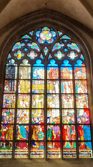 Buntglasfenster in der Liebfrauenkathedrale in Antwerpen. | Foto: Volker Widdrat