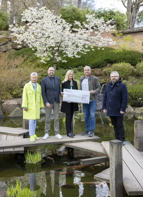 Symbolische Scheckübergabe für den Japanischen Garten: OB Beate Kimmel (v. l.), Hartmut Rohden aus dem Sparkassenvorstand, Andrea Brunnett vom Marketing der Sparkasse, Vereinsvorsitzender Ralf Kammer und Thorsten Barthelmie, Leiter der Geschäftsstelle | Foto: View / Sparkasse / gratis