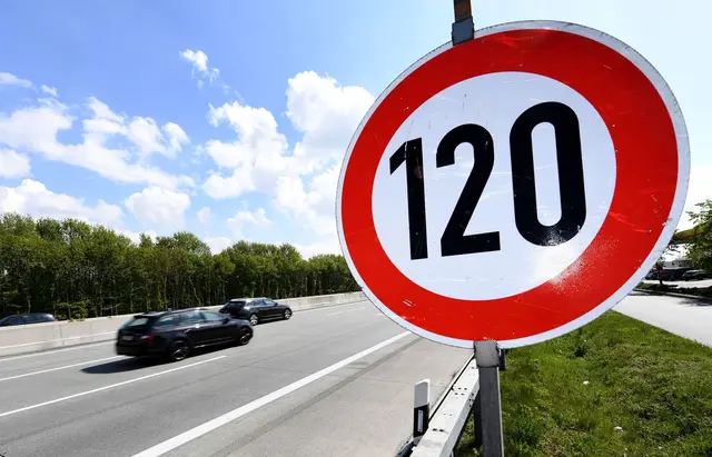 Nicht versteckt von Bäumen oder Büschen: Dieses Tempolimit-Schild ist gut erkennbar. (zu dpa: «Zu schnell, geblitzt und dann doppeltes Bußgeld – zu Recht?») | Foto: dpa
