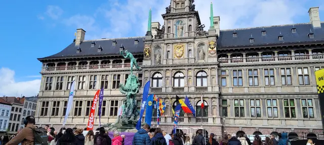 Am Karsamstag liefen auf dem Grote Markt im Herzen von Antwerpen die Vorbereitungen für die Team-Präsentation und den Start der Flandern-Rundfahrt der Radprofis am Ostersonntag. | Foto: Volker Widdrat