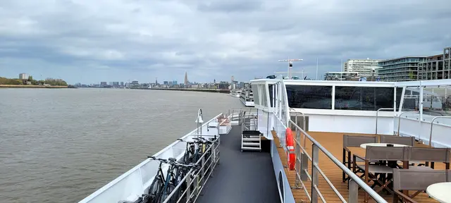 Die MS Gloria ankerte auf der Schelde unweit der Altstadt von Antwerpen.  | Foto: Volker Widdrat
