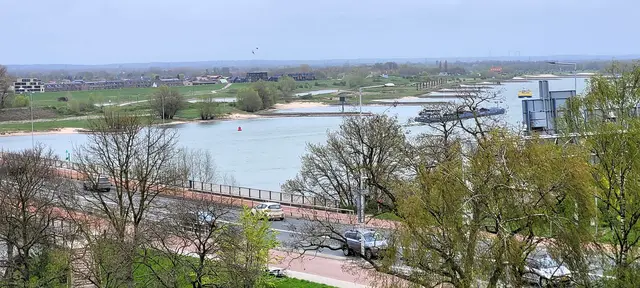 Blick auf den vielbefahrenen Fluss Waal. | Foto: Volker Widdrat