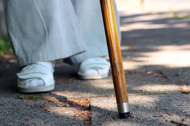 Die Füße bleiben am Boden, obwohl man weiterlaufen möchte. Freezing kann wenige Sekunden andauern, aber auch eine halbe Minute. (zu dpa: «Parkinson: Was in Freezing-Momenten hilft») | Foto: dpa