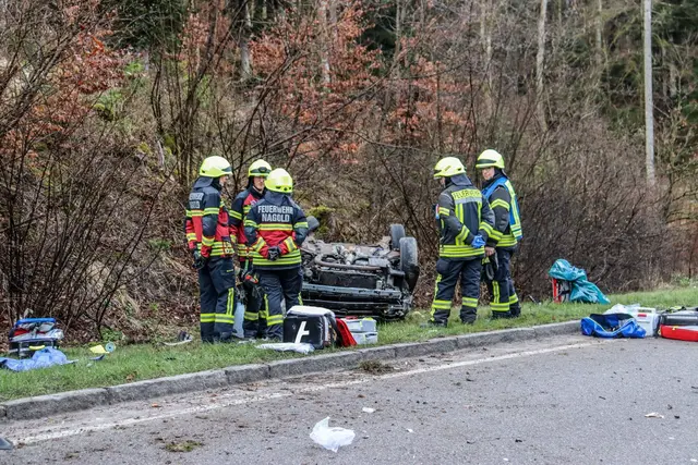 Nach mehreren Überschlägen bleibt der Wagen der jungen Frauen auf dem Dach liegen.  | Foto: Dettenmeyer/SDMG/dpa
