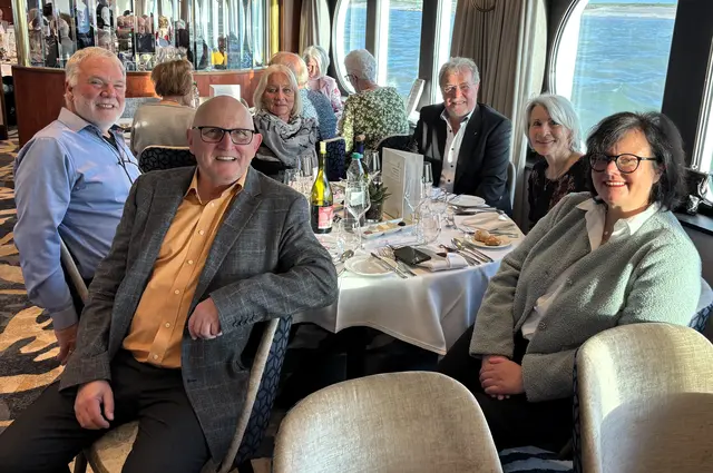 Erwartungsfrohe Gäste beim Galadinner im Restaurant.  | Foto: Volker Widdrat