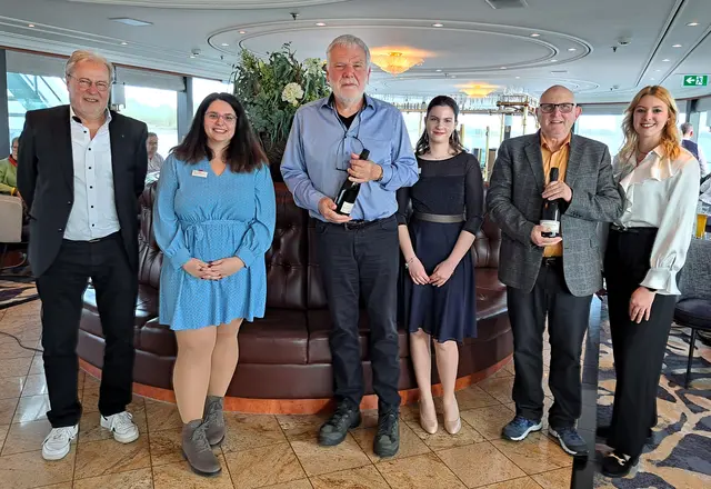 Ein Dankeschön der drei Mitarbeiterinnen vom DERTOUR-Reisebüro, Sarah Dietz (v. l.), Lara Fränzel und Jennifer Deutsch, an die Macher der Leserreisen, Ulrich Arndt (v. l.) und Peter Hausch sowie an Volker Widdrat, der die Jubiläums-Leserreise medial begleitete.  | Foto: Volker Widdrat