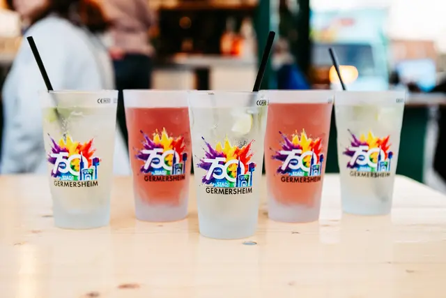 Wein, Saft oder Schorle werden zu einem besonderen Erlebnis: Das Germersheimer Dubbeglas trägt das bunte 750-Jahre-Logo und macht jeden Schluck zum Stück Germersheimer Stadtgeschichte | Foto: Nicola Vongerichten/Stadt Germersheim