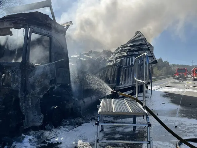 Kurz vor Abschluss der Arbeiten entdeckten Feuerwehrleute zudem eine undichte Stelle am LNG-Tank, die sofort gesichert wurde | Foto: Feuerwehr VG Asbach