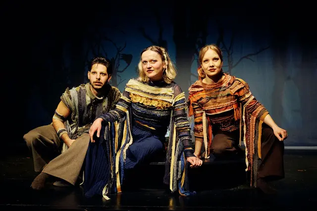 Shams Anjoukeh, Marie Eberhardt und Sina Peris als die drei Kinder. 
Nicht im Bild: Bernadette Evangeline Schlottbohm als Psychologin | Foto: Miriam Stanke