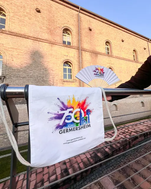 Robust und geräumig für Schule, Sport oder Ausflüge – der Beutel trägt das modern-bunte Jubiläumslogo und macht das Stadtjubiläum überall sichtbar | Foto: Nicola Vongerichten/Stadt Germersheim