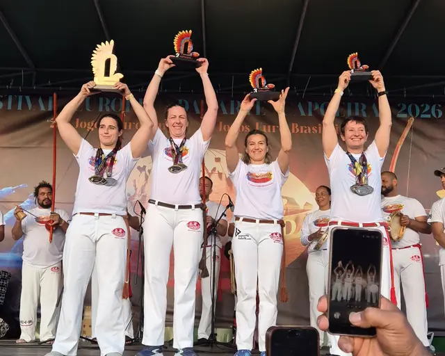 Die Siegerinnen der höchsten Kategorie der Frauen. Lila Sax dos Santos Gomes (Professora Lilás 2. v.l.) erkämpfte sich den 2. Platz.  | Foto: Capoeira Karlsruhe