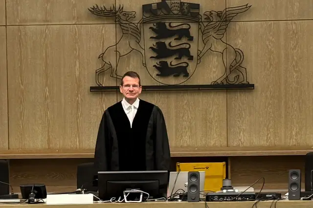 Richter Gerd Rackwitz beim Prozessauftakt am Landgericht Mannheim nach Schüssen auf einen Kioskbetreiber in Mannheim.  | Foto: Stefanie Järkel/dpa