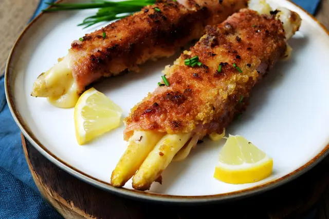 Raffiniert und doch schnell zubereitet ist das Spargel-Cordon-Bleu von Steffi Sinzenich. (zu dpa: «Zarte Stangen in der Knusperhülle: Spargel-Cordon-Bleu») | Foto: dpa