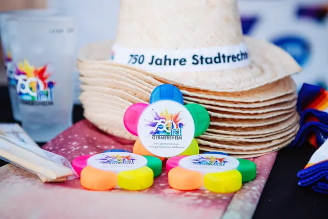 Schutz vor Sonne und Hitze verbunden mit Stil: Das kreative 750-Jahre-Logo macht jede Veranstaltung des Jubiläumsjahres sichtbar und bunt
Hausaufgaben und Bastelprojekte werden zum kleinen Fest: Die Marker in den Farben des Jubiläumslogos setzen kreative Akzente | Foto: Nicola Vongerichten/Stadt Germersheim