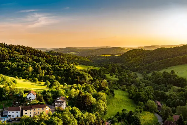 Auch im Jahr 2026 lädt die Ortsgemeinde Falkenstein gemeinsam mit dem Tourismusbüro der Verbandsgemeinde Winnweiler zu den beliebten „Falkensteiner Sommertouren“ ein | Foto: Fachenbach Medienagentur/gratis