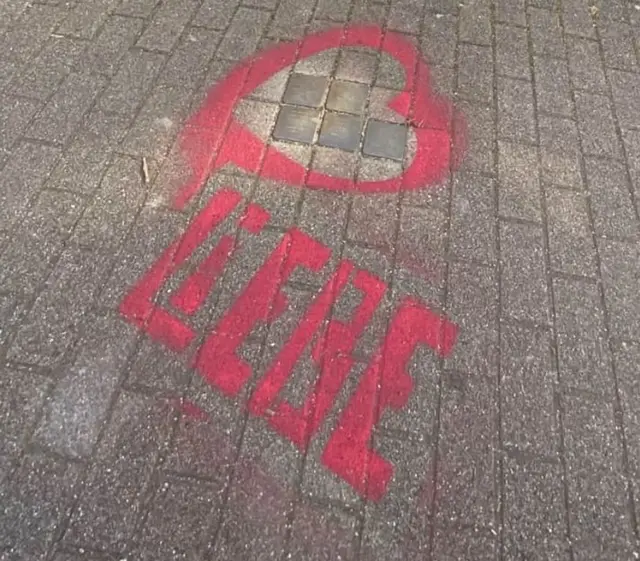 Die Staatsanwaltschaft hofft auf Hinweise zu den Heidelberger Herzen-Sprayern. (Handout)  | Foto: -/Staatsanwaltschaft Heidelberg/dpa