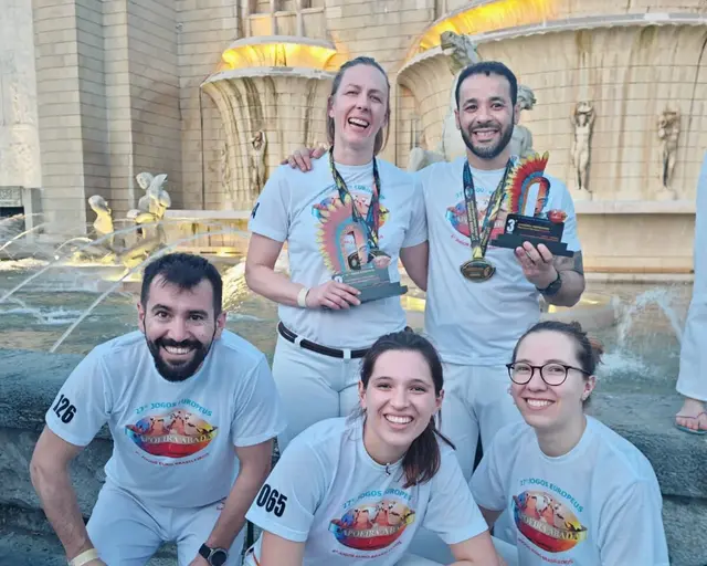 Die Karlsruher Teilnehmenden an der Europameisterschaft 2026 (hinten, v.l.n.r. Lila Sax dis Santos Gomes (2. Platz), Luiz Carlos dos Santos Gomes (3. Platz); vorne: v.l.n.r. Alfred Xhelilaj, Julia Sgrott, Franca Speer.) | Foto: Capoeira Karlsruhe
