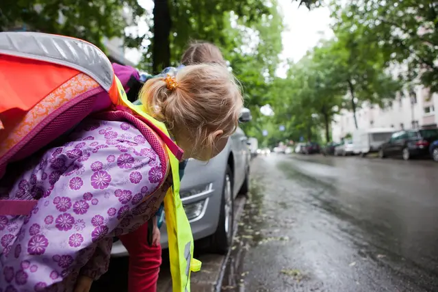 Vorsicht statt Winken: Kinder am Straßenrand sollten nicht durch Handzeichen über die Straße gelassen werden, denn das kann zu Missverständnissen und gefährlichen Situationen führen. (zu dpa: «Kind am Straßenrand? Lieber nicht herüberwinken») | Foto: dpa