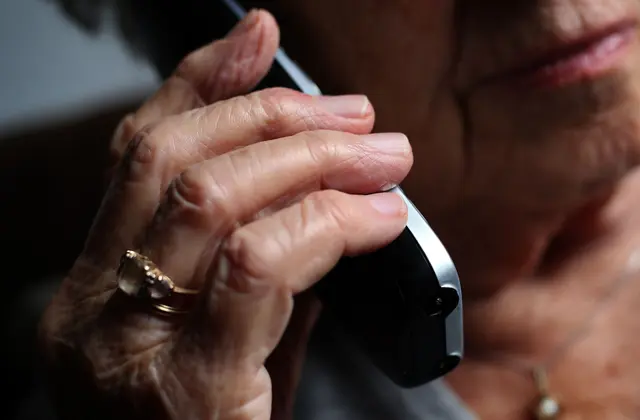 Immer wieder werden Senioren Opfer von Schockanrufen. (Symbolbild) | Foto: Karl-Josef Hildenbrand/dpa/dpa-tmn