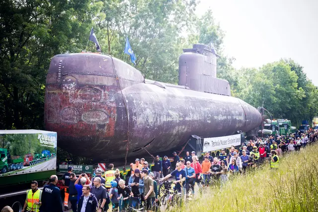 Das U-Boot U17 ist das neue Großexponat des Technik Museum Sinsheim. 
Seine aufwendige Überführung  - hier vom Naturhafen ins Technik Museum Speyer - wurde durch das Engagement der 
Museumsmitglieder möglich. | Foto: Cornelia Bauer