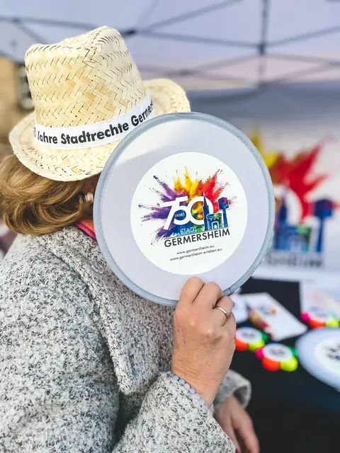Bewegung und Spielspaß auf dem Park- oder Spielplatz: Die Frisbee zeigt das farbenfrohe Jubiläumslogo und bringt Freude in jeden Moment. | Foto: Nicola Vongerichten/Stadt Germersheim