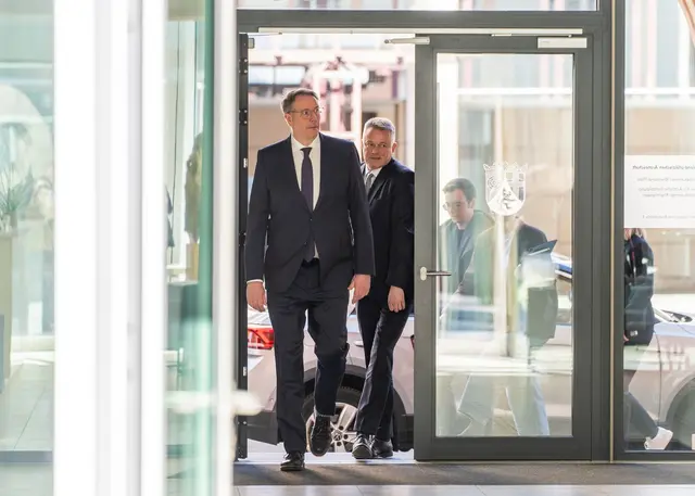 CDU und SPD führen jetzt Koalitionsgespräche.  | Foto: Andreas Arnold/dpa