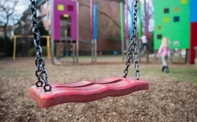 Spielplatz-Check: Nach der Winterpause sollten Eltern den Zustand von Sandflächen und Spielgeräten prüfen, um mögliche Gefahren zu vermeiden. (zu dpa: «Ohne Schal: So startet die Spielplatzsaison möglichst sicher») | Foto: dpa