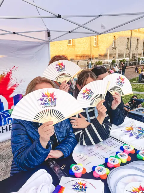 Für frische Abkühlung an warmen Tagen: Der Fächer trägt das farbenfrohe 750-Jahre-Logo und bringt Komfort sowie ein sichtbares Stück Germersheimer Jubiläum in jede Veranstaltung oder Feier | Foto: Nicola Vongerichten/Stadt Germersheim