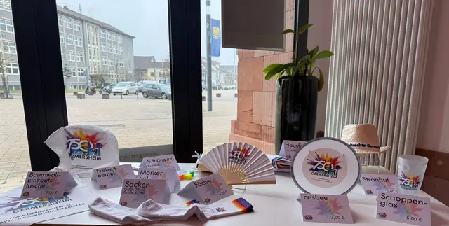 Verkaufsdisplay im Tourismus-, Kultur- und Besucherzentrum Weißenburger Tor | Foto: Nelles/Stadt Germersheim