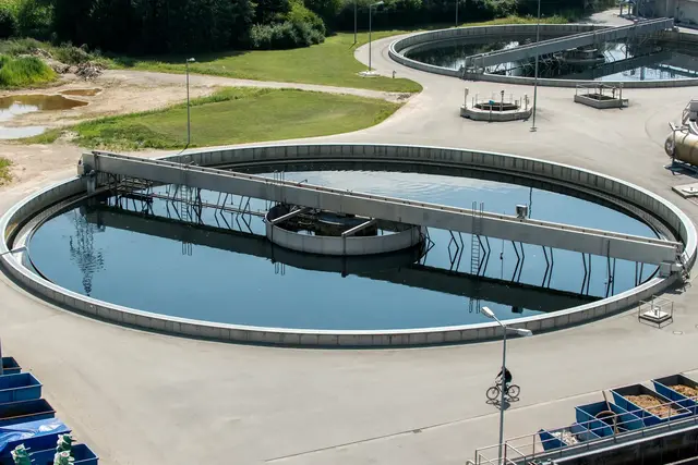 Unbekannte wollten über Ostern in eine Kläranlage einbrechen, scheiterten aber bereits an einer Tür. Die Polizei ermittelt und sucht nun Zeugen. (Symbolfoto) | Foto: Werner/stock.adobe.com