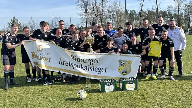 Die SG Bechhofen/Lambsborn jubelt über den Gewinn des Bitburger Kreispokals im Fußballkreis Kusel-Kaiserslautern – nach dem 2:1-Finalsieg gegen den SV Kottweiler-Schwanden in Schönenberg-Kübelberg. | Foto: SWFV