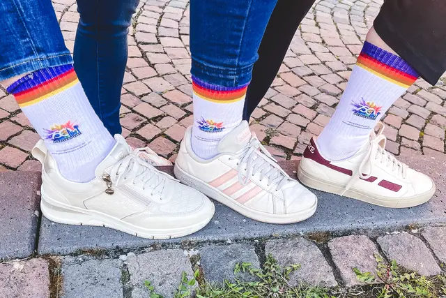 Alltag und Sport werden farbenfroher: Die Socken zeigen das bunte 750-Jahre-Logo und verbinden Komfort mit Jubiläumsstolz | Foto: Nicola Vongerichten/Stadt Germersheim