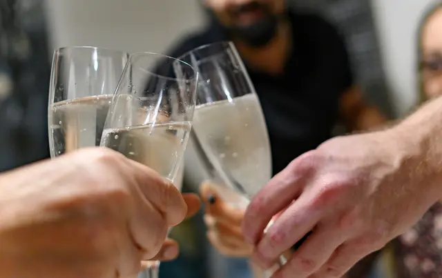 Ein letztes Anstoßen mit den Kollegen: Firmenabschiede bleiben unter bestimmten Voraussetzungen steuerfrei. (zu dpa: «Firmenabschied ist kein geldwerter Vorteil») | Foto: dpa