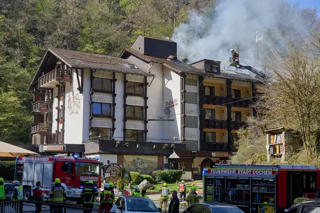 Der Dachstuhl des Hotels in Cochem stand in Flammen. | Foto: Sascha Ditscher/dpa