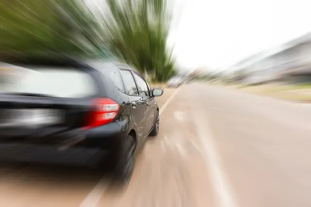 gefährliches Fahrverhalten führt zu Unfall auf der B272

(Symbolfoto) | Foto: waraphot/stock.adobe.com
