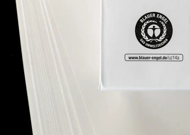 Umweltfreundliches Papier kaufen - an ihm kann man sich beim Papierkauf getrost orientieren: Der «Blauer Engel» ist eine bekannte Kennzeichnung unter anderem für Recyclingpapier. | Foto: dpa