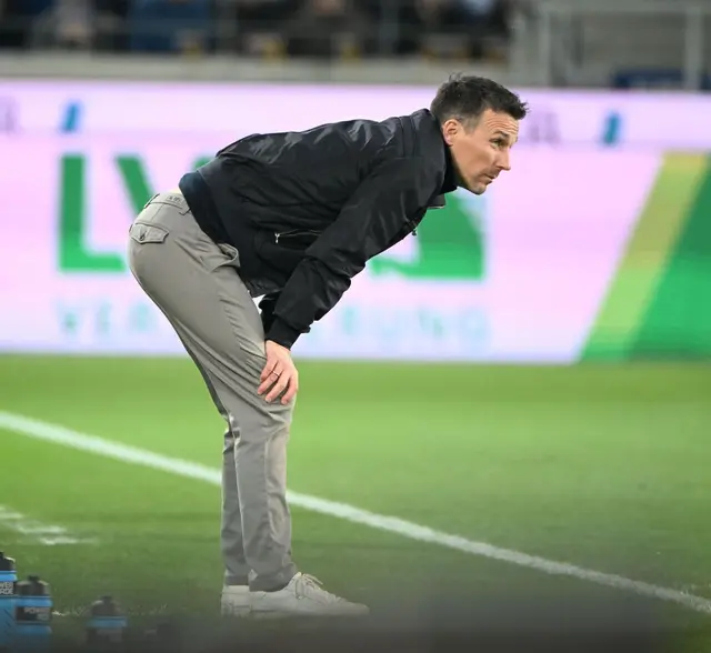 KSC-Trainer Eichner trainiert den KSC noch weitere sechs Zweitliga-Spiele, dann ist für ihn Schluss. (Archivbild) | Foto: Uli Deck/dpa