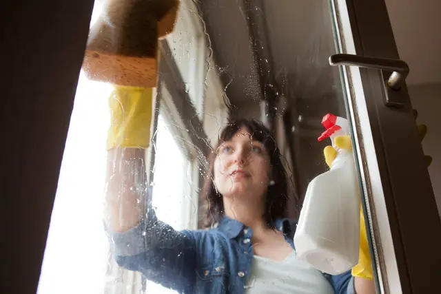 Keine Sonne beim Putzen: Fenster sollten an warmen, bedeckten Tagen gereinigt werden, um Schlieren durch zu schnelles Verdunsten des Wassers zu vermeiden. | Foto: dpa