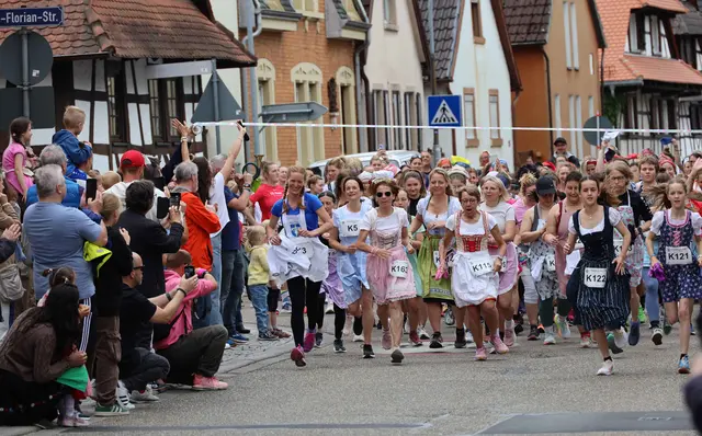 Foto  : Start: Wäscherinnen-Lauf Bulach 2025.  | Foto: Sigrid Eder