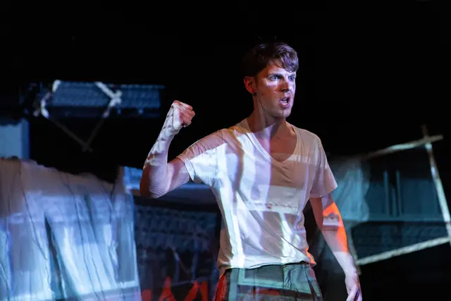 Maximilan Wex mit erhobener Faust und entschlossenem Blick | Foto: Arthur Bauer