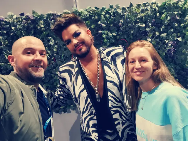 Sarah und Timo Holstein zusammen mit Adam Lambert, den Queen einst zum neuen Frontmann der Band erkor | Foto: Timo Holstein/gratis