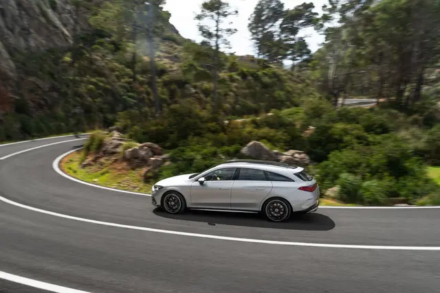 Mehr Dach, mehr Heck, mehr Platz: Der elektrische Mercedes CLA Shooting Brake bietet 455 bis 1.290 Liter Ladevolumen – und vorn gibt’s noch den Frunk mit ca. 100 Litern extra. | Foto: dpa