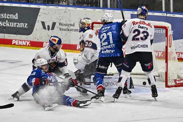 Marc Michaelis (auf dem Eis liegend) erzielt in Spiel eins in der Verlängerung das Mannheimer Siegtor zum 3:2.
 | Foto: Ruffler/PIX-Sportfotos